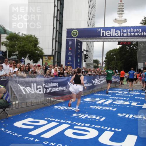 29.06.2025 - hella hamburg halbmarathon Michael Strokosch http://msf.ph/oto/8207702 29.06.2025 10:45:31 Ziel 1697, 3186, 6831, 11469, 12277, 12643, 14062, 14703, 16725, 17499, 18407, 18638 meine-sportfotos.de