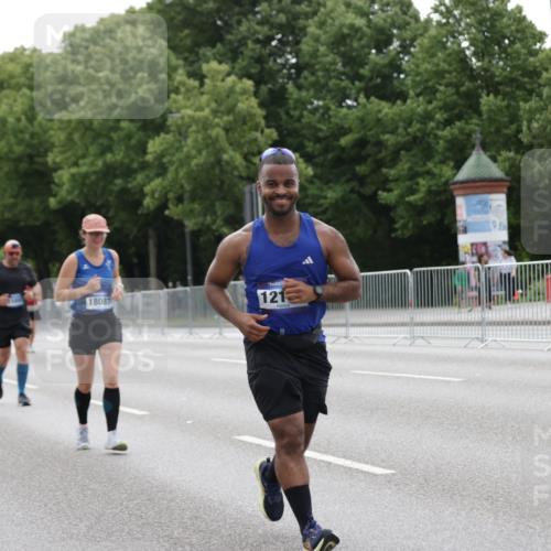 29.06.2025 - hella hamburg halbmarathon Jannik Wohlers http://msf.ph/oto/8207709 29.06.2025 10:26:09 Lombardsbrücke 1300, 2643, 4844, 6905, 7929, 8079, 8357, 8942, 9186, 11270, 12126, 13264, 14930, 15807, 16788, 17300, 17675, 18074, 18087 meine-sportfotos.de