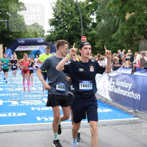 29.06.2025 - hella hamburg halbmarathon Zöllner http://msf.ph/oto/8207718 29.06.2025 10:49:13 Ziel 2013, 4832, 4847, 4890, 6389, 10184, 15523, 16414, 16731, 17173, 18598, 18842 meine-sportfotos.de