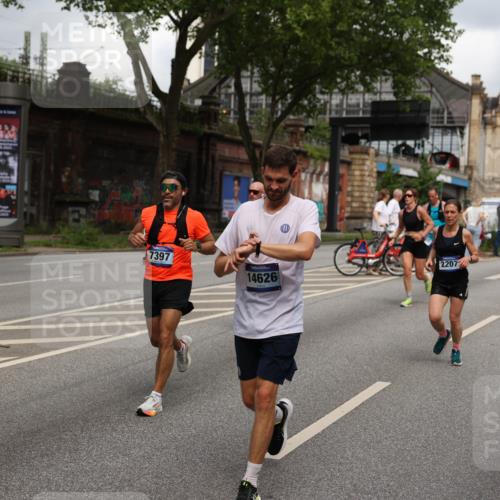 29.06.2025 - hella hamburg halbmarathon Yannick Fuchs http://msf.ph/oto/8207726 29.06.2025 10:44:57 20KM 1461, 1466, 1750, 1817, 2207, 2411, 2540, 2880, 3654, 4077, 4816, 5018, 5115, 6027, 6712, 7052, 7134, 7369, 7397, 7583, 7930, 7932, 8117, 8205, 8261, 8819, 9057, 10215, 11214, 11422, 12016, 12778, 12949, 13687, 13701, 13808, 13875, 14034, 14125, 14626, 15362, 15395, 15720, 16285, 16291, 17129, 17179, 17221, 17823, 18006, 18182, 18394, 18413, 18489 meine-sportfotos.de