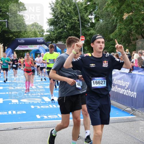 29.06.2025 - hella hamburg halbmarathon Zöllner http://msf.ph/oto/8207734 29.06.2025 10:49:13 Ziel 2013, 4832, 4847, 4890, 6389, 10184, 15523, 16414, 16731, 17173, 18598, 18842 meine-sportfotos.de