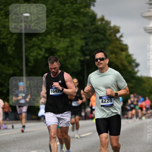 29.06.2025 - hella hamburg halbmarathon Dr. Thomas Lammeyer http://msf.ph/oto/8207738 29.06.2025 10:12:11 Kennedybrücke 1079, 1173, 1427, 2032, 3328, 3922, 4228, 4864, 5347, 6100, 7019, 7476, 9071, 9338 meine-sportfotos.de