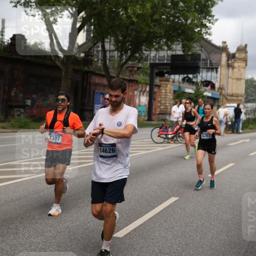 29.06.2025 - hella hamburg halbmarathon Yannick Fuchs http://msf.ph/oto/8207748 29.06.2025 10:44:57 20KM 1461, 1466, 1750, 1817, 2207, 2411, 2540, 2880, 3654, 4077, 4816, 5018, 5115, 6027, 6712, 7052, 7134, 7369, 7397, 7583, 7930, 7932, 8117, 8205, 8261, 8819, 9057, 10215, 11214, 11422, 12016, 12778, 12949, 13687, 13701, 13808, 13875, 14034, 14125, 14626, 15362, 15395, 15720, 16285, 16291, 17129, 17179, 17221, 17823, 18006, 18182, 18394, 18413, 18489 meine-sportfotos.de