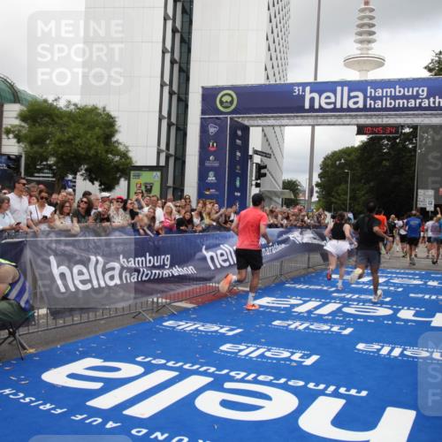 29.06.2025 - hella hamburg halbmarathon Michael Strokosch http://msf.ph/oto/8207749 29.06.2025 10:45:33 Ziel 1697, 2138, 2415, 6831, 8374, 12277, 12643, 14062, 14703, 16725, 18407, 18638 meine-sportfotos.de