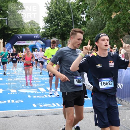 29.06.2025 - hella hamburg halbmarathon Zöllner http://msf.ph/oto/8207751 29.06.2025 10:49:14 Ziel 2013, 4832, 6389, 8112, 10184, 15523, 16369, 16414, 16731, 17173, 18598, 18842 meine-sportfotos.de