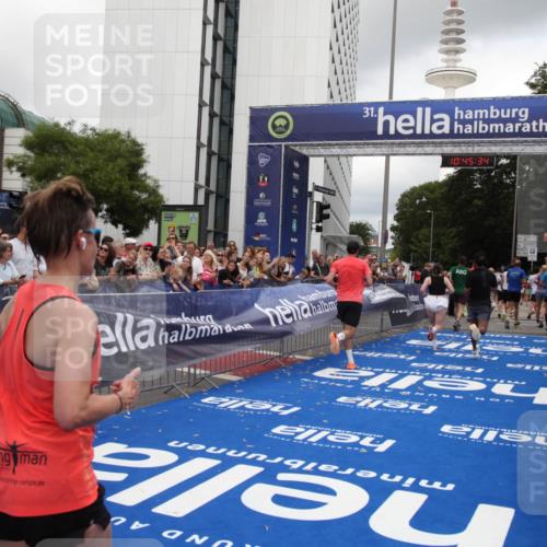 29.06.2025 - hella hamburg halbmarathon Michael Strokosch http://msf.ph/oto/8207770 29.06.2025 10:45:33 Ziel 1697, 2138, 2415, 6831, 8374, 12277, 12643, 14062, 14703, 16725, 18407, 18638 meine-sportfotos.de