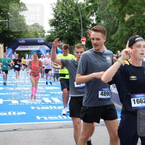 29.06.2025 - hella hamburg halbmarathon Zöllner http://msf.ph/oto/8207773 29.06.2025 10:49:14 Ziel 2013, 4832, 6389, 8112, 10184, 15523, 16369, 16414, 16731, 17173, 18598, 18842 meine-sportfotos.de