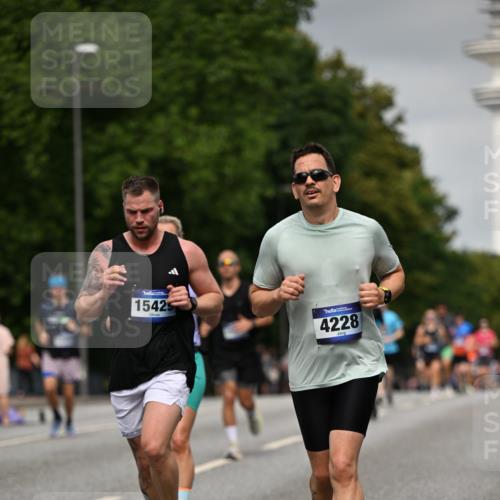 29.06.2025 - hella hamburg halbmarathon Dr. Thomas Lammeyer http://msf.ph/oto/8207777 29.06.2025 10:12:11 Kennedybrücke 1079, 1173, 1427, 2032, 3328, 3922, 4228, 4864, 5347, 6100, 7019, 7476, 9071, 9338 meine-sportfotos.de