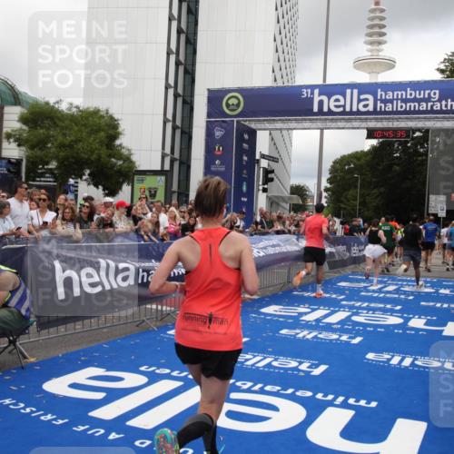 29.06.2025 - hella hamburg halbmarathon Michael Strokosch http://msf.ph/oto/8207788 29.06.2025 10:45:33 Ziel 1697, 2138, 2415, 6831, 8374, 12277, 12643, 14062, 14703, 16725, 18407, 18638 meine-sportfotos.de