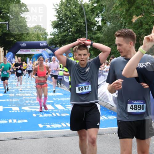 29.06.2025 - hella hamburg halbmarathon Zöllner http://msf.ph/oto/8207791 29.06.2025 10:49:14 Ziel 2013, 4832, 6389, 8112, 10184, 15523, 16369, 16414, 16731, 17173, 18598, 18842 meine-sportfotos.de