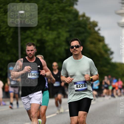 29.06.2025 - hella hamburg halbmarathon Dr. Thomas Lammeyer http://msf.ph/oto/8207797 29.06.2025 10:12:11 Kennedybrücke 1079, 1173, 1427, 2032, 3328, 3922, 4228, 4864, 5347, 6100, 7019, 7476, 9071, 9338 meine-sportfotos.de