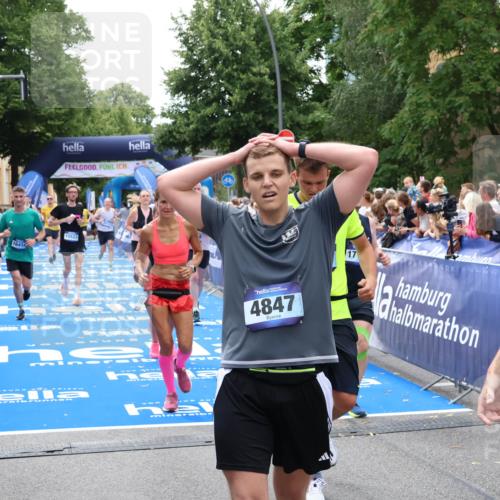 29.06.2025 - hella hamburg halbmarathon Zöllner http://msf.ph/oto/8207846 29.06.2025 10:49:15 Ziel 2013, 4832, 6389, 8112, 9348, 10184, 13450, 15523, 16369, 16414, 16731, 17173, 18598, 18842 meine-sportfotos.de