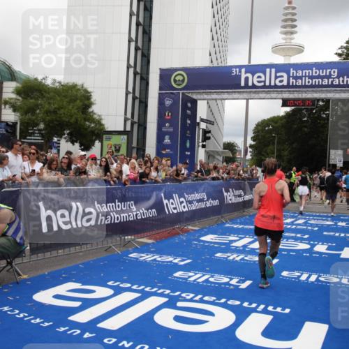 29.06.2025 - hella hamburg halbmarathon Michael Strokosch http://msf.ph/oto/8207854 29.06.2025 10:45:34 Ziel 2138, 2415, 5623, 6831, 8374, 12277, 12643, 14062, 16725, 18407, 18638 meine-sportfotos.de