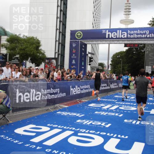 29.06.2025 - hella hamburg halbmarathon Michael Strokosch http://msf.ph/oto/8207889 29.06.2025 10:45:37 Ziel 2138, 2415, 5623, 6831, 8374, 8668, 11291, 11495, 12154, 14062, 15666, 16725, 18878 meine-sportfotos.de