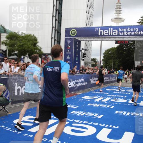 29.06.2025 - hella hamburg halbmarathon Michael Strokosch http://msf.ph/oto/8207899 29.06.2025 10:45:37 Ziel 2138, 2415, 5623, 6831, 8374, 8668, 11291, 11495, 12154, 14062, 15666, 16725, 18878 meine-sportfotos.de