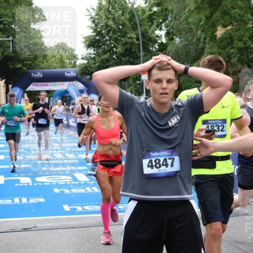 29.06.2025 - hella hamburg halbmarathon Zöllner http://msf.ph/oto/8207902 29.06.2025 10:49:16 Ziel 2013, 6389, 8112, 9348, 10053, 10184, 13450, 15523, 16369, 16414, 16731, 17173, 18598, 18842 meine-sportfotos.de