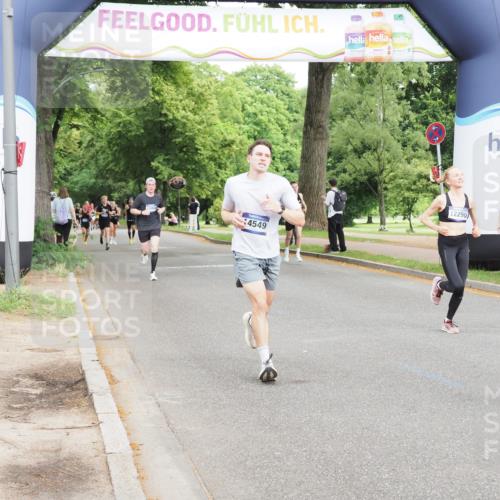 29.06.2025 - hella hamburg halbmarathon MichiJ http://msf.ph/oto/8207927 29.06.2025 10:22:43 Zwischen KM18-KM19 1910, 1959, 2836, 6473, 8956, 12290, 14549, 14975, 16148, 16724, 18455, 18731 meine-sportfotos.de
