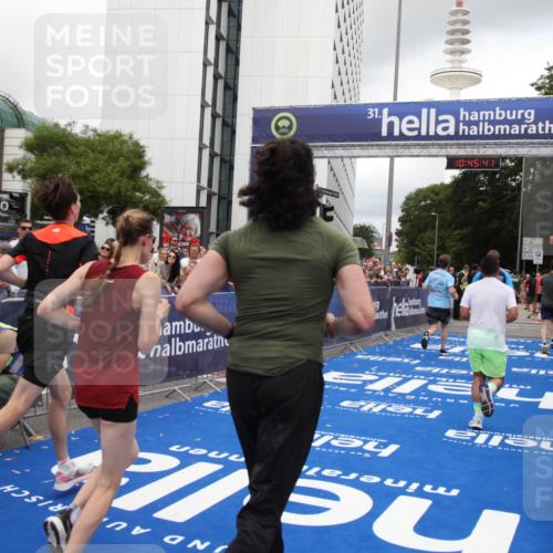 29.06.2025 - hella hamburg halbmarathon Michael Strokosch http://msf.ph/oto/8207948 29.06.2025 10:45:39 Ziel 2138, 2415, 5623, 6831, 8374, 8668, 11291, 11495, 12154, 14062, 14764, 15666, 17674, 18862, 18878 meine-sportfotos.de