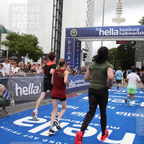 29.06.2025 - hella hamburg halbmarathon Michael Strokosch http://msf.ph/oto/8207962 29.06.2025 10:45:40 Ziel 2138, 2415, 5623, 6071, 6831, 8374, 8668, 11291, 11495, 12154, 14062, 14764, 15666, 17674, 18862, 18878 meine-sportfotos.de