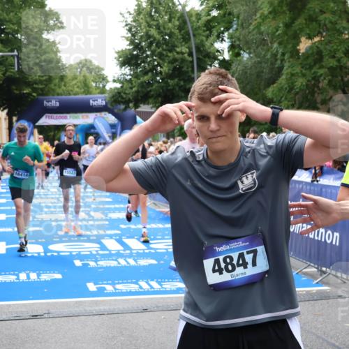 29.06.2025 - hella hamburg halbmarathon Zöllner http://msf.ph/oto/8207967 29.06.2025 10:49:16 Ziel 2013, 6389, 8112, 9348, 10053, 10184, 13450, 15523, 16369, 16414, 16731, 17173, 18598, 18842 meine-sportfotos.de