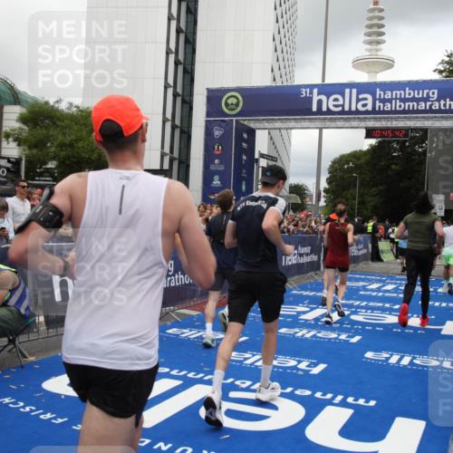29.06.2025 - hella hamburg halbmarathon Michael Strokosch http://msf.ph/oto/8208013 29.06.2025 10:45:41 Ziel 2138, 2415, 5623, 6071, 6711, 8374, 8668, 11291, 11495, 12154, 14764, 15666, 17674, 18862, 18878 meine-sportfotos.de