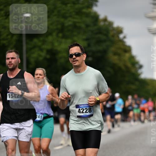 29.06.2025 - hella hamburg halbmarathon Dr. Thomas Lammeyer http://msf.ph/oto/8208025 29.06.2025 10:12:12 Kennedybrücke 1079, 1173, 1427, 2032, 2309, 3328, 3922, 4228, 4864, 5347, 6100, 7019, 7476, 9071, 9338 meine-sportfotos.de