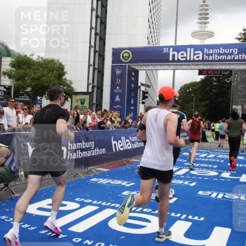 29.06.2025 - hella hamburg halbmarathon Michael Strokosch http://msf.ph/oto/8208037 29.06.2025 10:45:42 Ziel 2138, 5623, 6071, 6711, 8374, 8668, 11291, 11495, 12154, 14764, 15666, 17674, 18862, 18878 meine-sportfotos.de