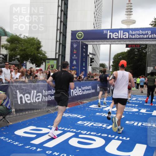 29.06.2025 - hella hamburg halbmarathon Michael Strokosch http://msf.ph/oto/8208058 29.06.2025 10:45:42 Ziel 2138, 5623, 6071, 6711, 8374, 8668, 11291, 11495, 12154, 14764, 15666, 17674, 18862, 18878 meine-sportfotos.de