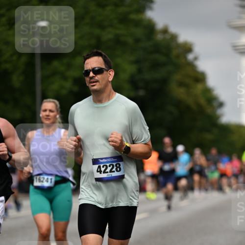29.06.2025 - hella hamburg halbmarathon Dr. Thomas Lammeyer http://msf.ph/oto/8208116 29.06.2025 10:12:12 Kennedybrücke 1079, 1173, 1427, 2032, 2309, 3328, 3922, 4228, 4864, 5347, 6100, 7019, 7476, 9071, 9338 meine-sportfotos.de