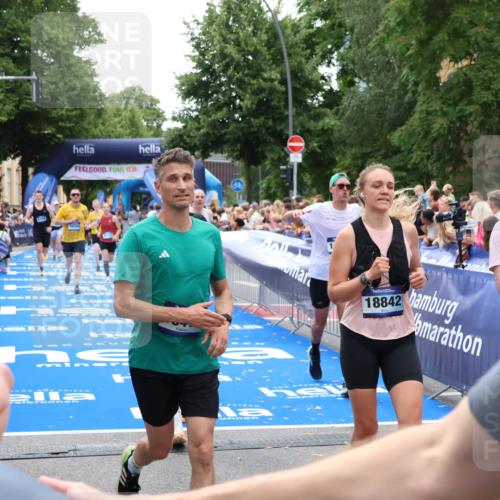 29.06.2025 - hella hamburg halbmarathon Zöllner http://msf.ph/oto/8208124 29.06.2025 10:49:18 Ziel 2013, 6158, 8112, 9348, 10053, 10184, 13450, 15523, 16369, 16414, 16731, 18842 meine-sportfotos.de