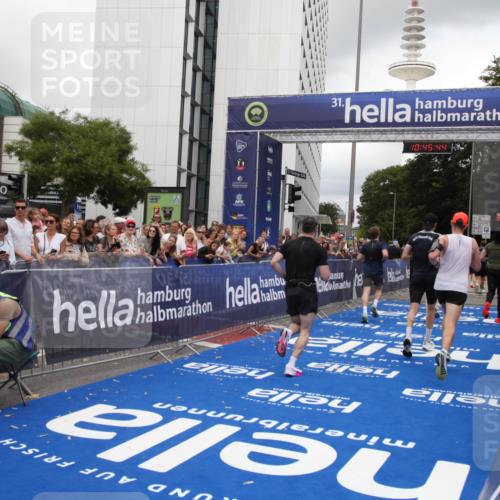 29.06.2025 - hella hamburg halbmarathon Michael Strokosch http://msf.ph/oto/8208136 29.06.2025 10:45:43 Ziel 5623, 6071, 6711, 8668, 11291, 11495, 12154, 14764, 15666, 17332, 17674, 18862, 18878 meine-sportfotos.de