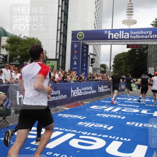 29.06.2025 - hella hamburg halbmarathon Michael Strokosch http://msf.ph/oto/8208197 29.06.2025 10:45:43 Ziel 5623, 6071, 6711, 8668, 11291, 11495, 12154, 14764, 15666, 17332, 17674, 18862, 18878 meine-sportfotos.de