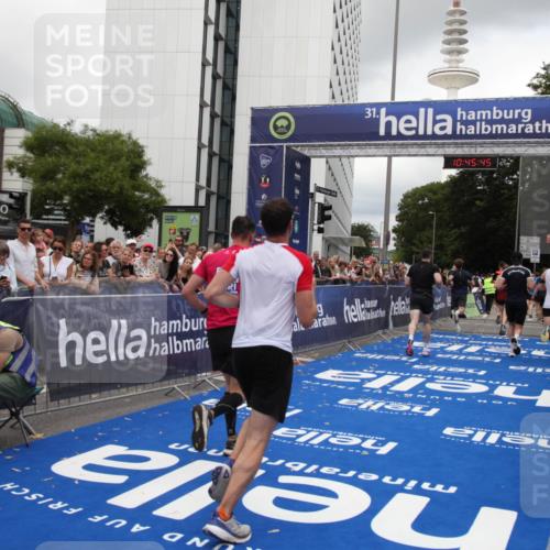 29.06.2025 - hella hamburg halbmarathon Michael Strokosch http://msf.ph/oto/8208209 29.06.2025 10:45:44 Ziel 5047, 6071, 6711, 8668, 11291, 11495, 12154, 14764, 15666, 16617, 17332, 17674, 18862, 18878 meine-sportfotos.de