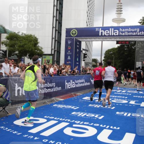 29.06.2025 - hella hamburg halbmarathon Michael Strokosch http://msf.ph/oto/8208215 29.06.2025 10:45:45 Ziel 5047, 6071, 6711, 11291, 11495, 12154, 14764, 15666, 16617, 17332, 17674, 18862, 18878 meine-sportfotos.de