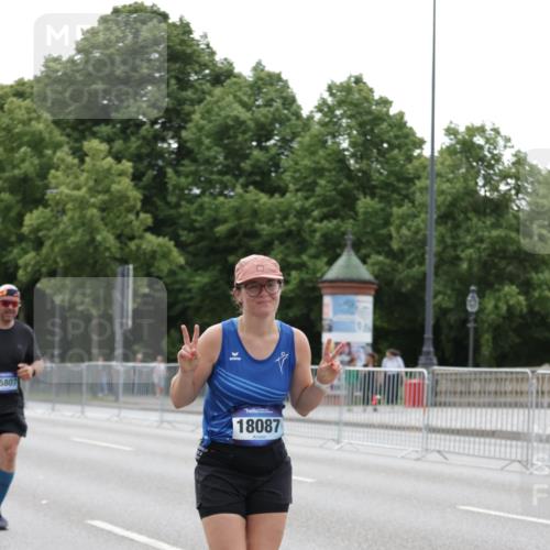 29.06.2025 - hella hamburg halbmarathon Jannik Wohlers http://msf.ph/oto/8208231 29.06.2025 10:26:11 Lombardsbrücke 1300, 2643, 4507, 4509, 4844, 6905, 7929, 8079, 8357, 9186, 11270, 12126, 13264, 14930, 15807, 16788, 17300, 17675, 18074, 18087 meine-sportfotos.de
