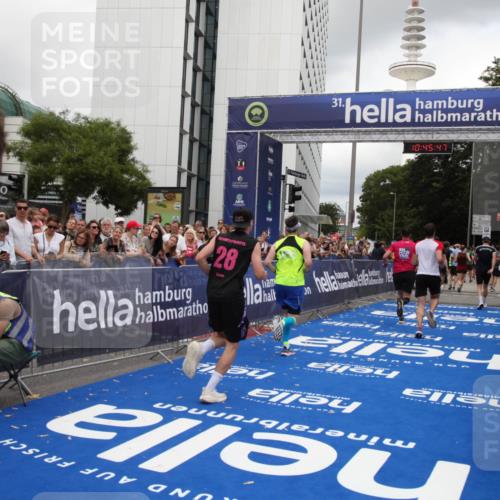 29.06.2025 - hella hamburg halbmarathon Michael Strokosch http://msf.ph/oto/8208253 29.06.2025 10:45:46 Ziel 4854, 5047, 6071, 6711, 11291, 11495, 13975, 14374, 14764, 16617, 17332, 17674, 17835, 18862 meine-sportfotos.de