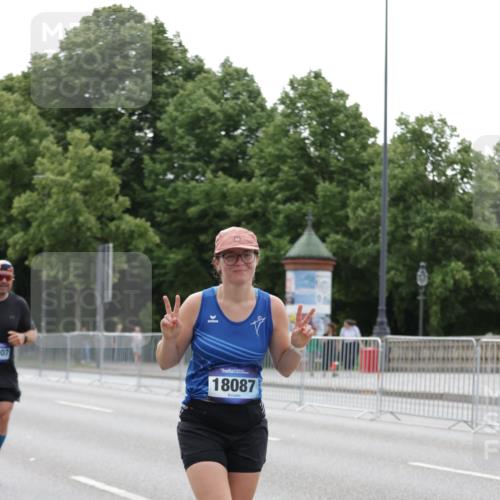 29.06.2025 - hella hamburg halbmarathon Jannik Wohlers http://msf.ph/oto/8208264 29.06.2025 10:26:11 Lombardsbrücke 1300, 2643, 4507, 4509, 4844, 6905, 7929, 8079, 8357, 9186, 11270, 12126, 13264, 14930, 15807, 16788, 17300, 17675, 18074, 18087 meine-sportfotos.de