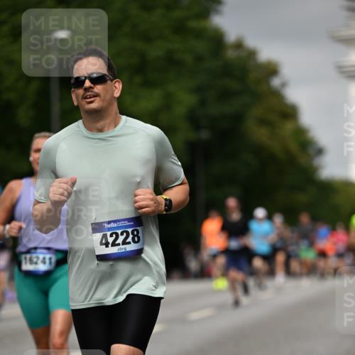 29.06.2025 - hella hamburg halbmarathon Dr. Thomas Lammeyer http://msf.ph/oto/8208279 29.06.2025 10:12:13 Kennedybrücke 1079, 1173, 1427, 1527, 2032, 2309, 3328, 3922, 4228, 4864, 5347, 6100, 7019, 7476, 9071, 9338 meine-sportfotos.de
