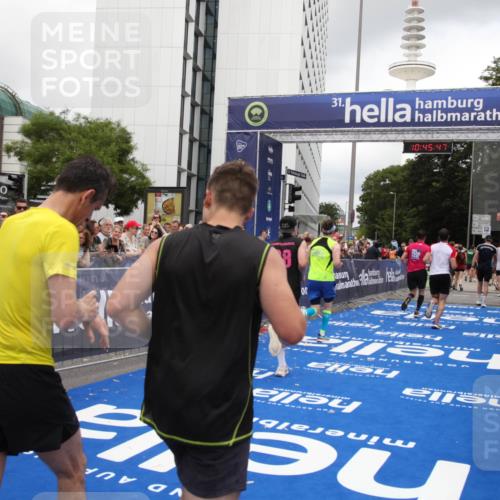 29.06.2025 - hella hamburg halbmarathon Michael Strokosch http://msf.ph/oto/8208282 29.06.2025 10:45:46 Ziel 4854, 5047, 6071, 6711, 11291, 11495, 13975, 14374, 14764, 16617, 17332, 17674, 17835, 18862 meine-sportfotos.de