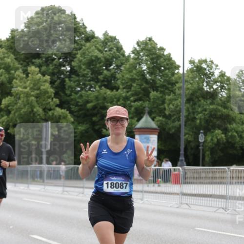 29.06.2025 - hella hamburg halbmarathon Jannik Wohlers http://msf.ph/oto/8208290 29.06.2025 10:26:11 Lombardsbrücke 1300, 2643, 4507, 4509, 4844, 6905, 7929, 8079, 8357, 9186, 11270, 12126, 13264, 14930, 15807, 16788, 17300, 17675, 18074, 18087 meine-sportfotos.de
