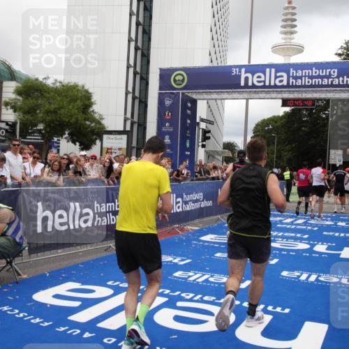 29.06.2025 - hella hamburg halbmarathon Michael Strokosch http://msf.ph/oto/8208296 29.06.2025 10:45:46 Ziel 4854, 5047, 6071, 6711, 11291, 11495, 13975, 14374, 14764, 16617, 17332, 17674, 17835, 18862 meine-sportfotos.de
