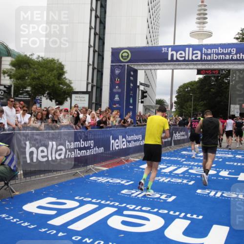29.06.2025 - hella hamburg halbmarathon Michael Strokosch http://msf.ph/oto/8208320 29.06.2025 10:45:47 Ziel 4854, 5047, 6071, 6711, 13975, 14374, 14764, 16617, 17332, 17674, 17835, 18862 meine-sportfotos.de