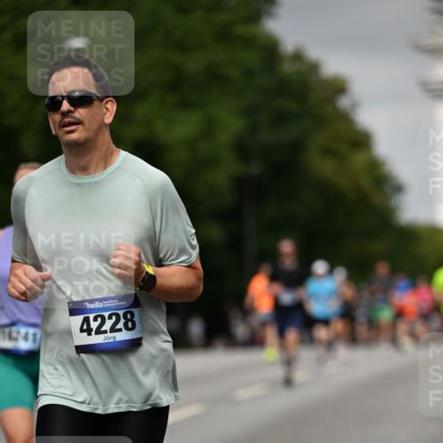 29.06.2025 - hella hamburg halbmarathon Dr. Thomas Lammeyer http://msf.ph/oto/8208337 29.06.2025 10:12:13 Kennedybrücke 1079, 1173, 1427, 1527, 2032, 2309, 3328, 3922, 4228, 4864, 5347, 6100, 7019, 7476, 9071, 9338 meine-sportfotos.de