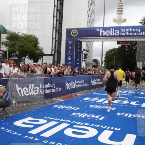 29.06.2025 - hella hamburg halbmarathon Michael Strokosch http://msf.ph/oto/8208340 29.06.2025 10:45:49 Ziel 4345, 4854, 5047, 6071, 6290, 6711, 7385, 13975, 14374, 16617, 17332, 17835 meine-sportfotos.de