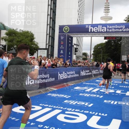 29.06.2025 - hella hamburg halbmarathon Michael Strokosch http://msf.ph/oto/8208353 29.06.2025 10:45:49 Ziel 4345, 4854, 5047, 6071, 6290, 6711, 7385, 13975, 14374, 16617, 17332, 17835 meine-sportfotos.de