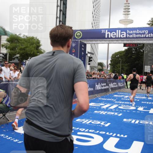 29.06.2025 - hella hamburg halbmarathon Michael Strokosch http://msf.ph/oto/8208373 29.06.2025 10:45:50 Ziel 4345, 4854, 5047, 6290, 6711, 7385, 13975, 14374, 16617, 17332, 17835 meine-sportfotos.de
