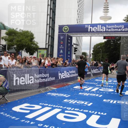 29.06.2025 - hella hamburg halbmarathon Michael Strokosch http://msf.ph/oto/8208405 29.06.2025 10:45:51 Ziel 4345, 4854, 5047, 6290, 7385, 13975, 14374, 16617, 16624, 17332, 17835 meine-sportfotos.de