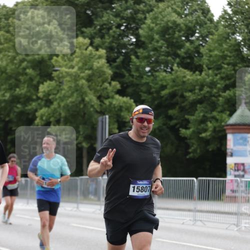 29.06.2025 - hella hamburg halbmarathon Jannik Wohlers http://msf.ph/oto/8208414 29.06.2025 10:26:12 Lombardsbrücke 1300, 2643, 4507, 4509, 4844, 6905, 7929, 8079, 8357, 9186, 11270, 12126, 13264, 14930, 15027, 15807, 16788, 17300, 17675, 18074, 18087, 18516 meine-sportfotos.de