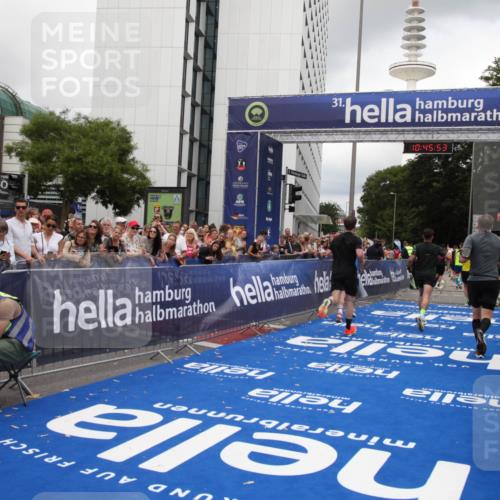 29.06.2025 - hella hamburg halbmarathon Michael Strokosch http://msf.ph/oto/8208420 29.06.2025 10:45:52 Ziel 3477, 4345, 4854, 5047, 6290, 7385, 13975, 14374, 16617, 16624, 17332, 17835 meine-sportfotos.de