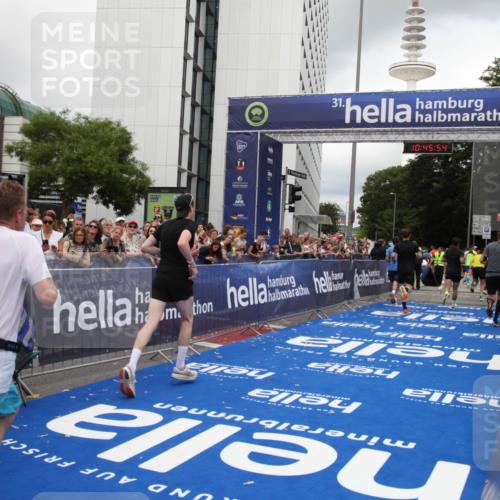 29.06.2025 - hella hamburg halbmarathon Michael Strokosch http://msf.ph/oto/8208476 29.06.2025 10:45:53 Ziel 3477, 4345, 4854, 5047, 6290, 7385, 10792, 11821, 13975, 14374, 16617, 16624, 17835 meine-sportfotos.de